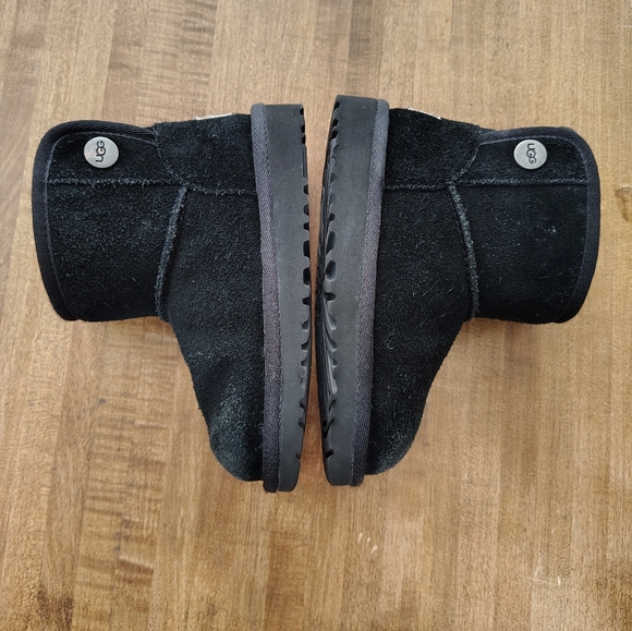 UGG Jona Boot Girls Size 9 Ankle Boots Black Winter Suede Solid - Picture 2 of 7
